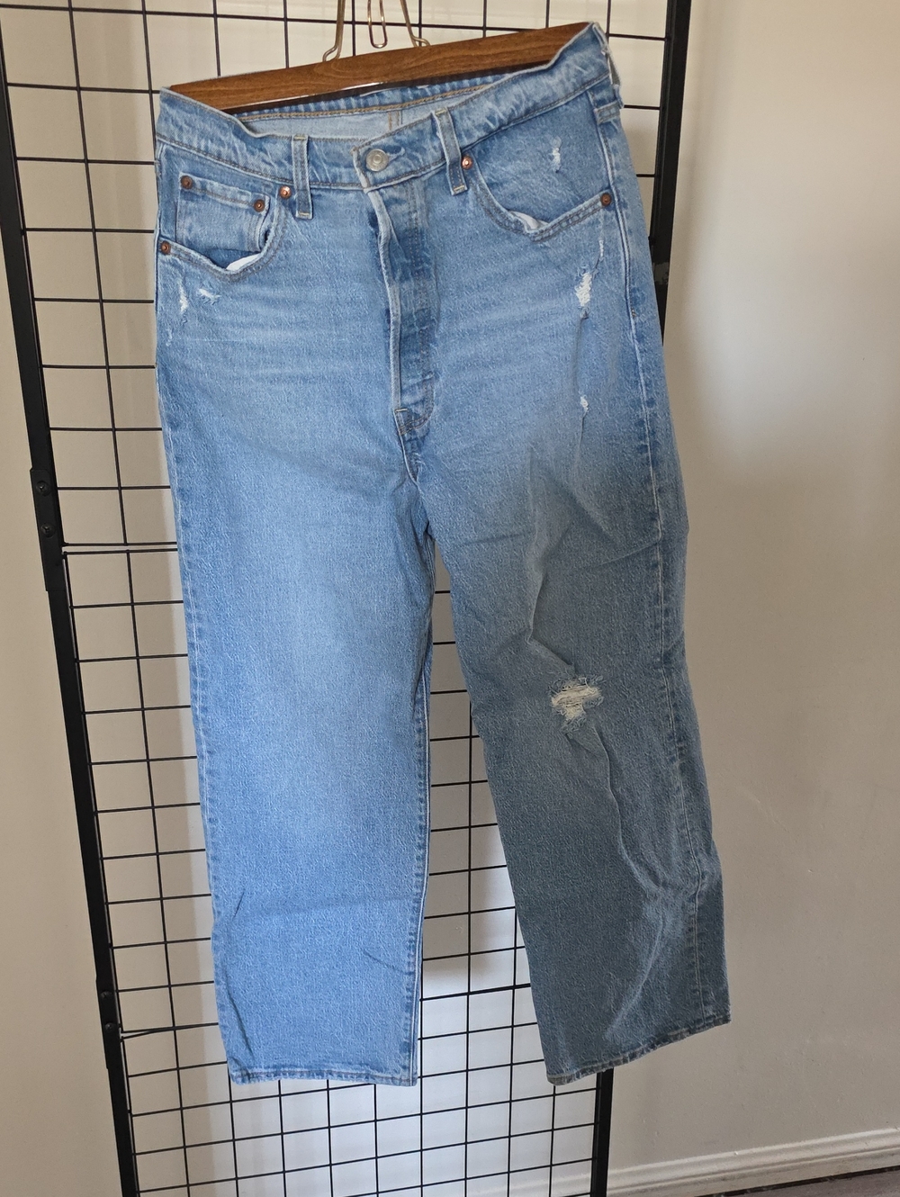 LEVIS Light Blue Distressed  Jeans Size 29x27